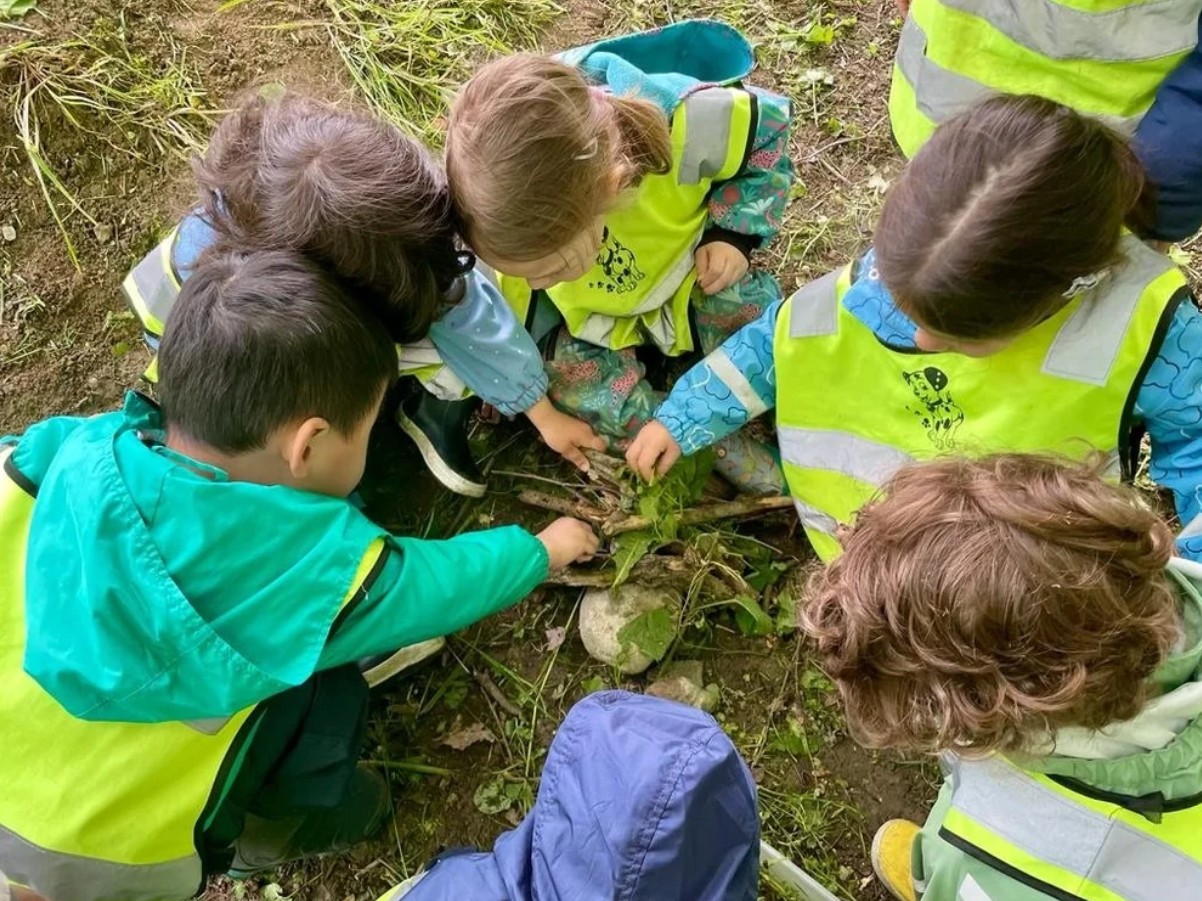Groupe d'enfant lors d'une activité pédagogique menée par le Bureau des Rangers Ranger nature dans le Jura vaudois Sortie nature en Suisse romande Sensibilisation à la biodiversité