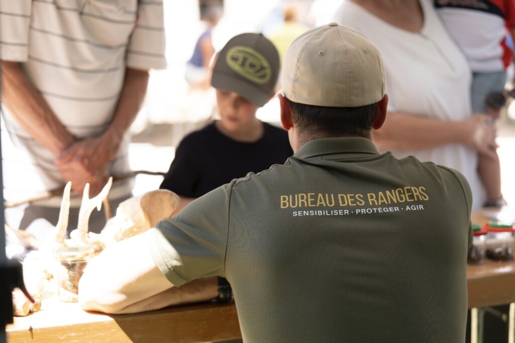 Ranger du Bureau des Rangers lors d’une action de sensibilisation auprès du public