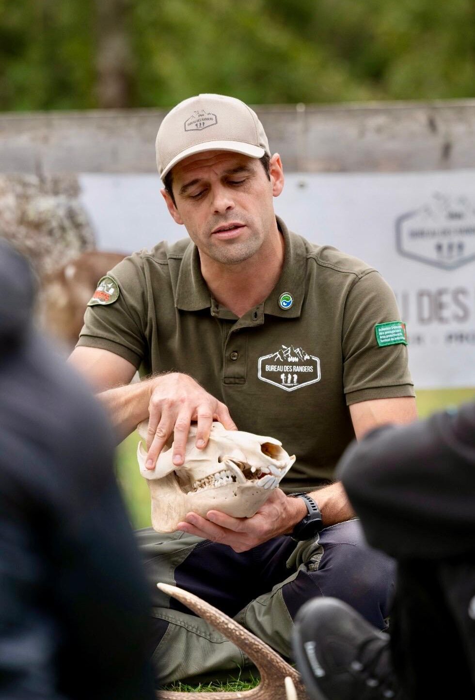 Ranger présentant un crâne d’animal lors d’une animation pédagogique en camp nature