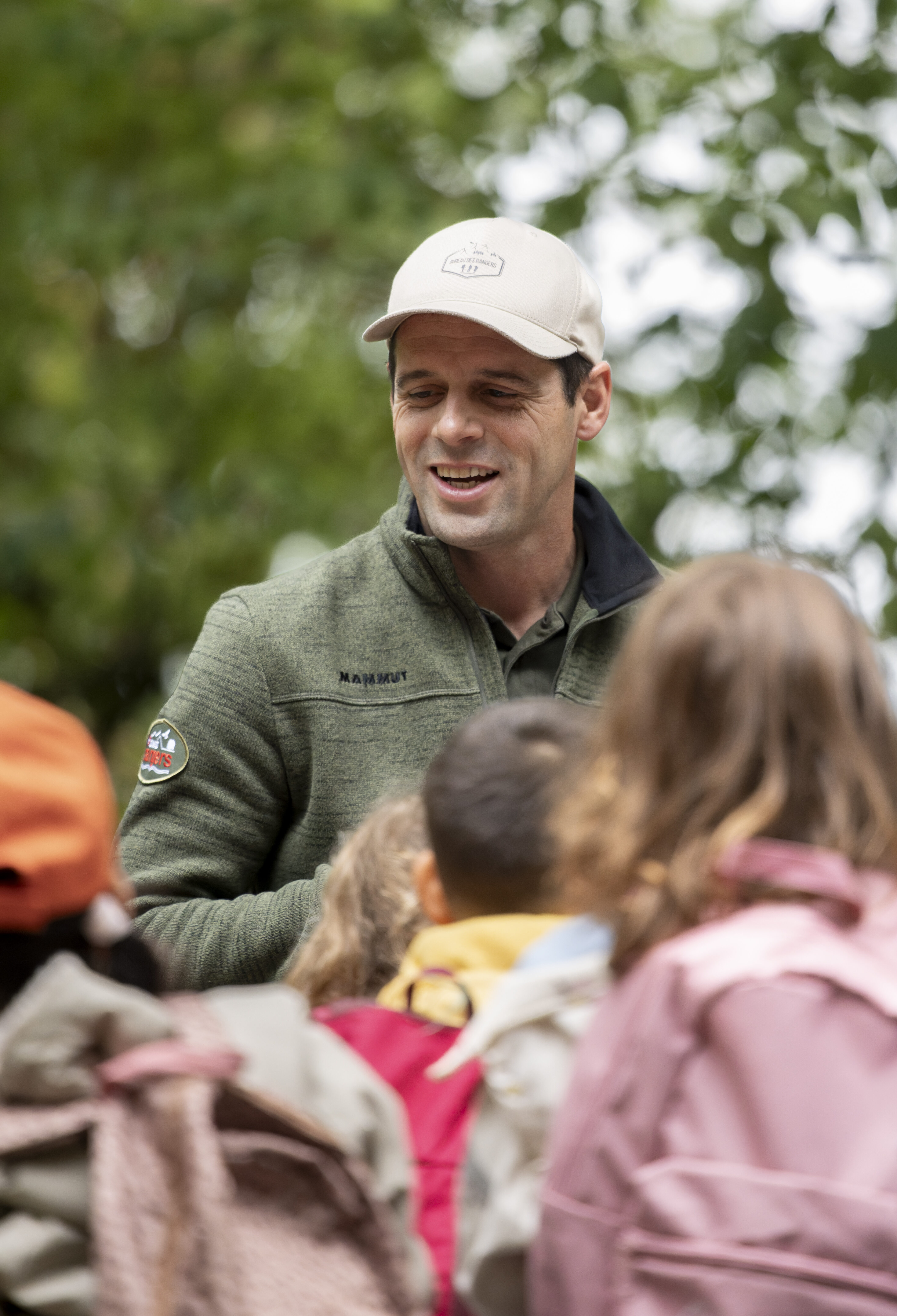 Ranger animant une activité pédagogique en nature avec un groupe d’enfants